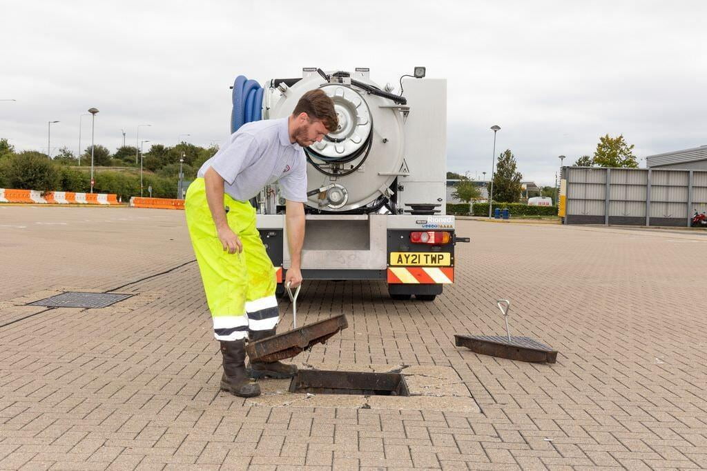 Chris from Grey-Water Drainage Solutions prepares a manhole for drain cleaning in Dartford.